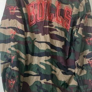 NBA Chicago Bulls Mens SZ L Camouflage Windbreaker Jacket
